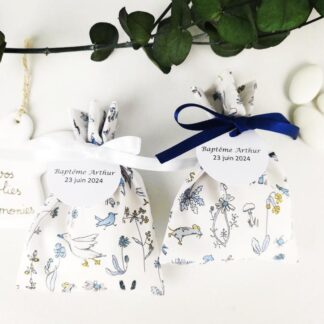 Ballotin à dragées Liberty Theo blue dust ruban satin blanc ou bleu marine - étiquette papier personnalisée