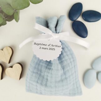 Ballotin à dragées double gaze uni bleu ciel - ruban blanc - étiquette papier personnalisée